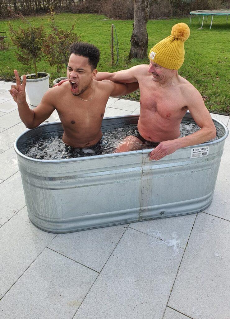 Vader en Zoon samen in ijsbad geeft diepe emoties.